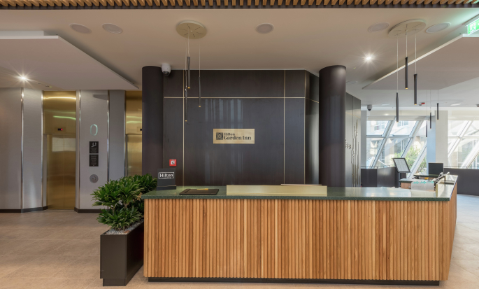 https://assets.hiltonstatic.com/image/upload/t_MODx%20- Thumb/t_MODx - Thumb/v1574705314/Imagery/Property%20Photography/Hilton%20Garden%20Inn/F/FRACEGI/hilton-garden-inn-frankfurt-city-centre-FRACEGI-Frontdesk-7422-H.jpg